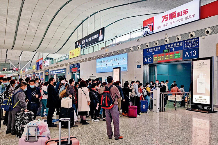 瑞贊深圳高鐵站刷屏機(jī)廣告2