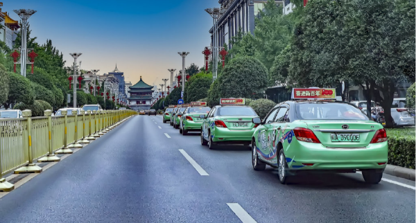 西安出租車廣告價(jià)格多少錢？西安出租車頂屏LED廣告餐飲門店案例