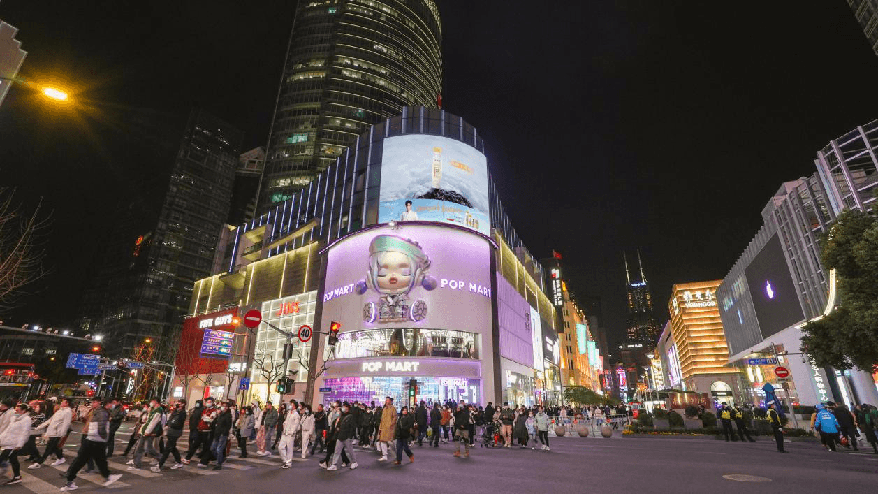 上海宏伊國(guó)際廣場(chǎng)廣告價(jià)格多少錢？外灘宏伊國(guó)際泡泡瑪特LED屏廣告