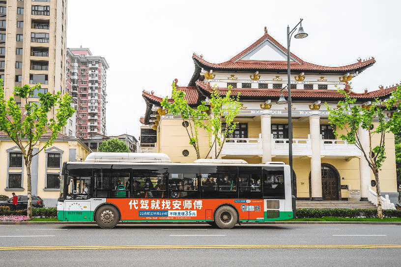 武漢公交車巴士廣告價格收費多少錢？武漢公交車身廣告案例優(yōu)勢