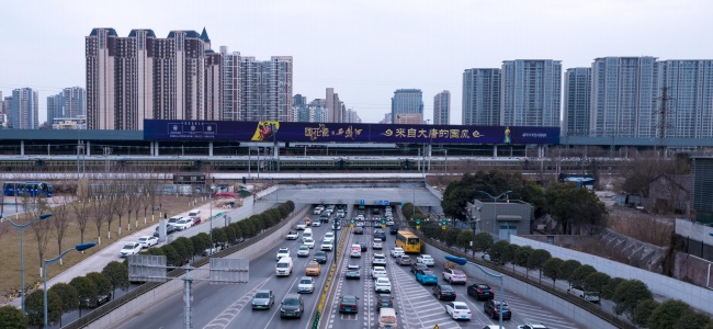 西安東二環(huán)金花隧道鐵路圍擋大牌廣告，西安最大戶外大牌廣告價(jià)格