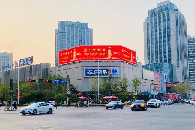 青島香港中路家樂福樓頂LED高雄路外墻大屏廣告，青島大屏廣告價格