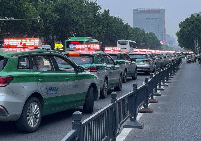 鄭州出租車廣告價(jià)格收費(fèi)，鄭州出租車頂LED彩屏廣告發(fā)布案例圖