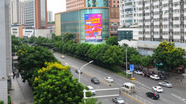 武漢洪山珞喻路電腦大世界外墻豎屏LED廣告牌，武漢LED大屏廣告價(jià)格